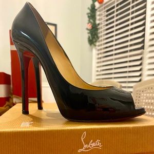 Authentic Christian Louboutin Peep Toe Pump in patent leather in  38.5.